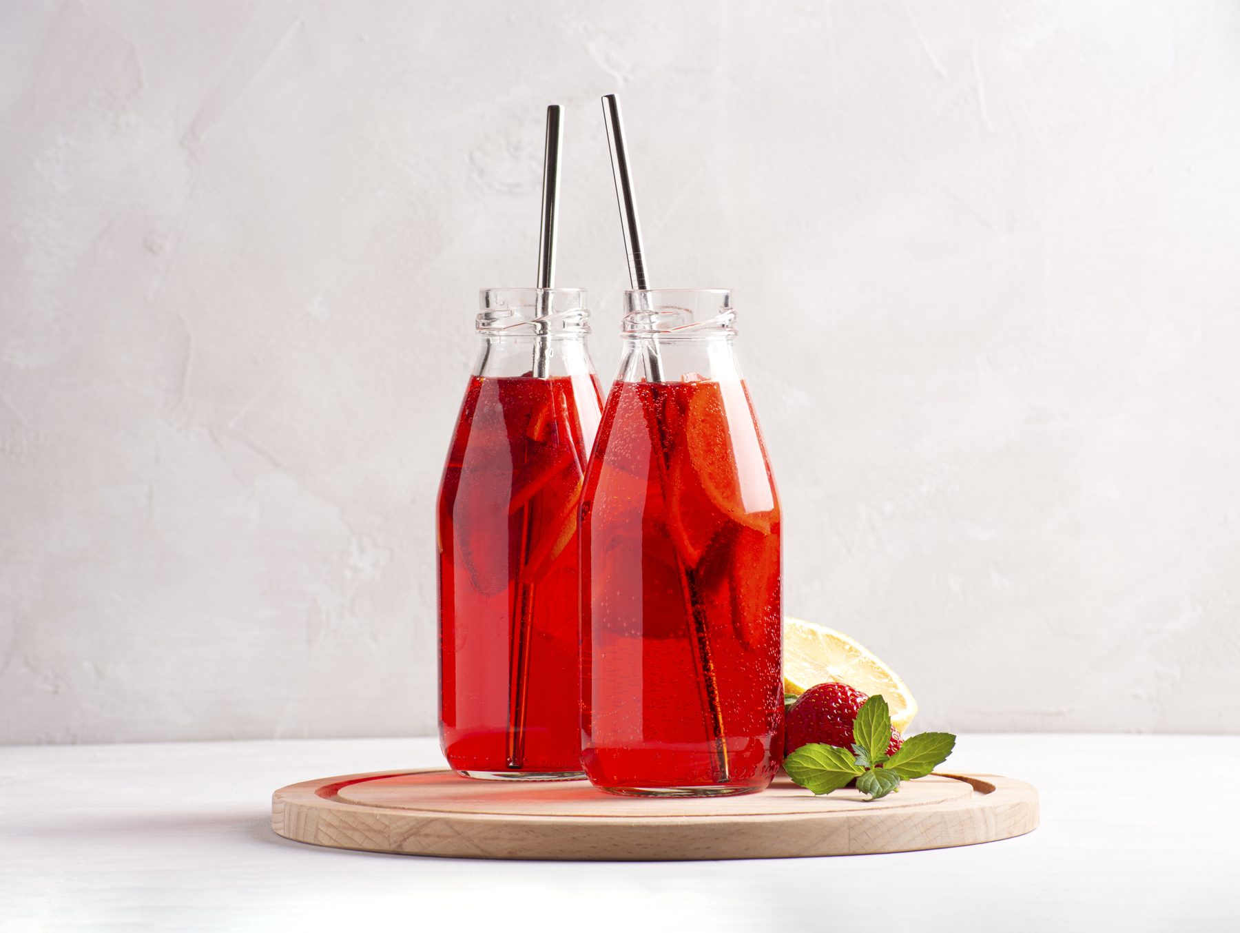 Agua de jamaica en botellas de vidrio
